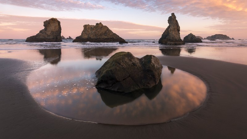 班登海滩的海蚀柱，俄勒冈州，美国 (© Grant Ordelheide/TANDEM Stills + Motion)via Bing每日壁纸