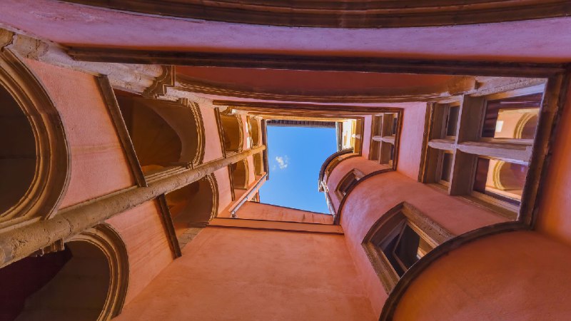 里昂的一条穿廊，法国 (© TPopova/Getty Images) 法国via Bing每日壁纸