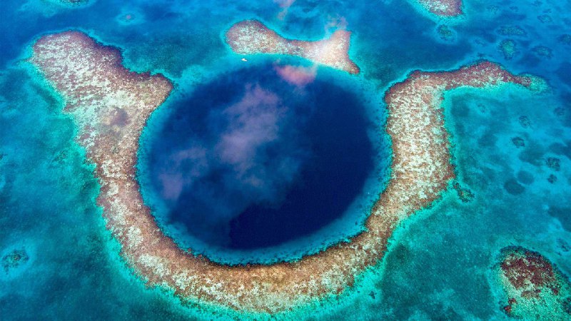 大蓝洞，伯利兹 (© JamiesOnAMission/Shutterstock)source