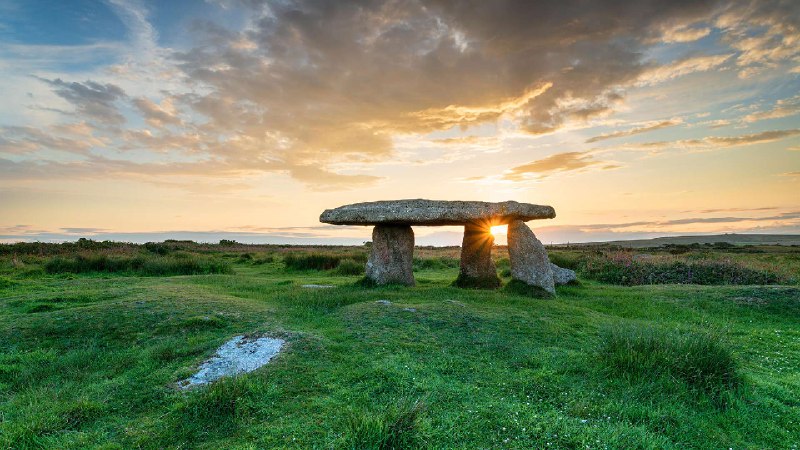兰扬石门，位于英格兰康沃尔郡的一座兰扬新石器时代石棚墓，英国 (© Helen Hotson/Alamy)via Bing每日壁纸