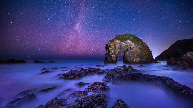 马头岩上空的银河, 新南威尔士州, 澳大利亚 (© Philip Thurston/Getty Images)via Bing每日壁纸