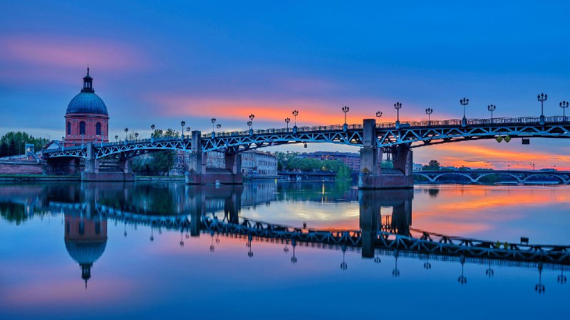 加龙河对面的圣皮埃尔桥，图卢兹，法国 (© Image Professionals GmbH/Alamy)via Bing每日壁纸