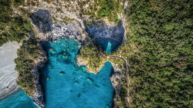 阿科马尼奥海滩，卡拉布里亚，意大利 (© Alessio de Cicco/Getty Images)source