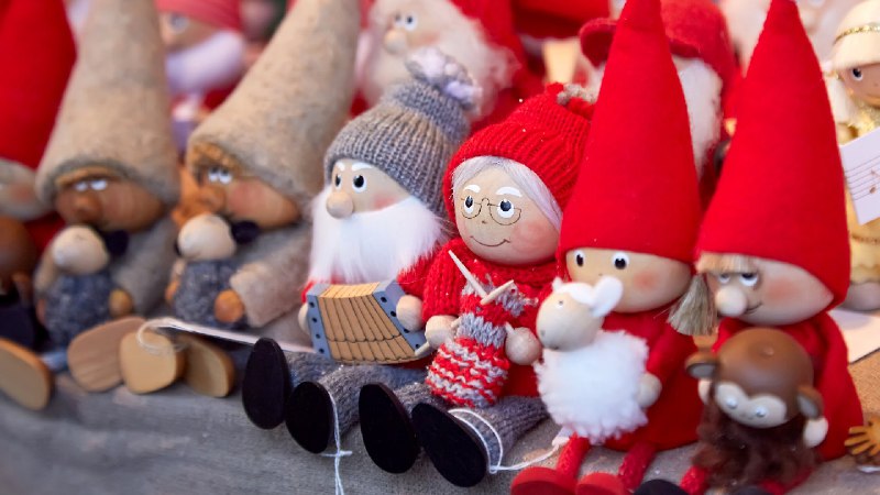 圣诞市场上的手工小矮人 (© Veronika Seppanen/Shutterstock)via Bing每日壁纸