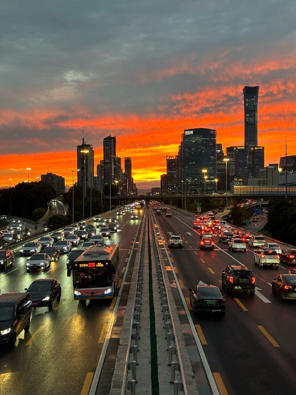 ----------------------📣在前方为您发来北京火烧云的实况报道无滤镜！source----------------------📣在前方为您发来北京火烧云的实况报道无滤镜！source