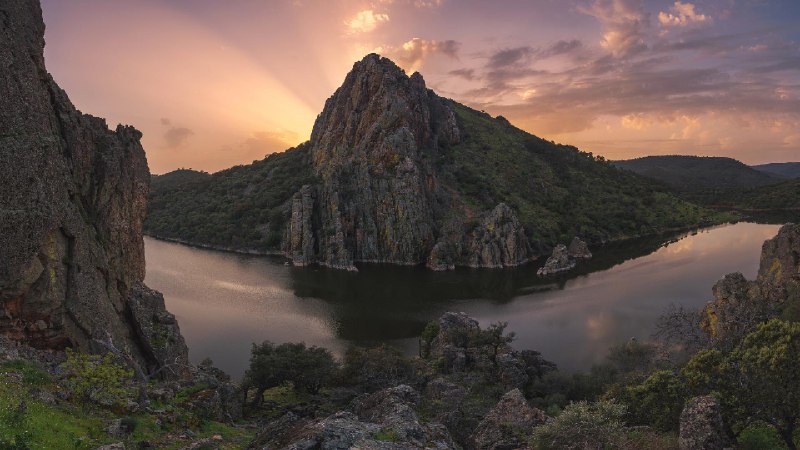蒙弗拉圭国家公园塔霍河畔的猎鹰岩，西班牙 (© Daniel Viñé Garcia/Getty Images)via Bing每日壁纸