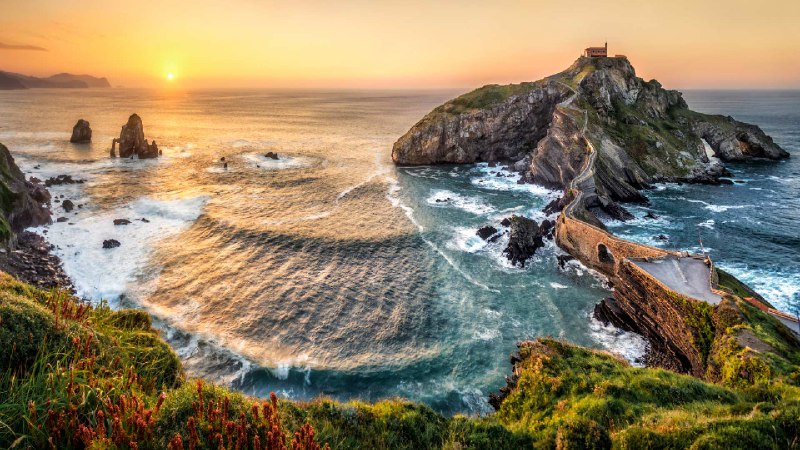 日落时分的加兹特鲁加特岛 , 巴斯克地区, 西班牙 (© Eloi_Omella/Getty Images)source