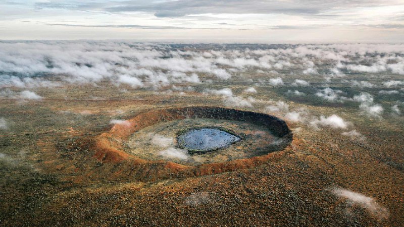 沃尔夫溪陨石坑, 澳大利亚 (© Abstract Aerial Art/Getty Images)via Bing每日壁纸