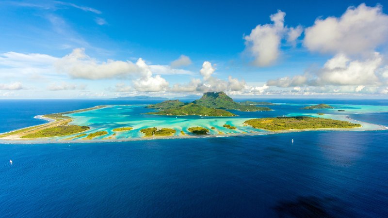 波拉波拉岛及其泻湖, 南太平洋, 法属波利尼西亚 (© Frederick Millett/Shutterstock)via Bing每日壁纸