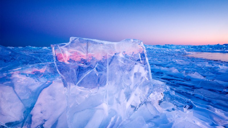 苏必利尔湖沿岸的冰层，大马雷，明尼苏达州，美国 (© wanderluster/Getty Images)via Bing每日壁纸