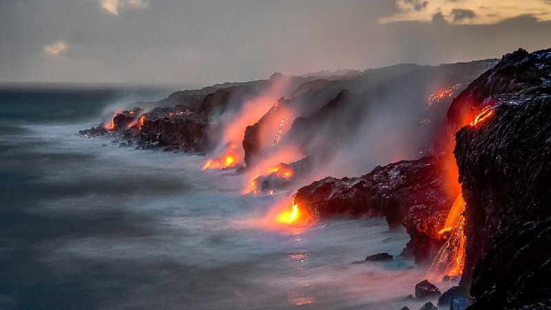 大批熔岩流涌入大洋，大岛，夏威夷州，美国 (© Ken McCurdy/Getty Images)via Bing每日壁纸