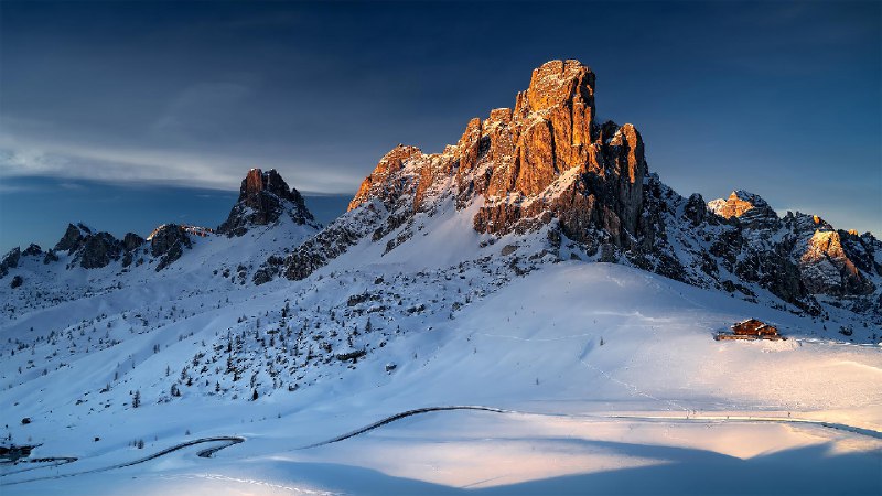 贾乌山口的拉古塞拉峰, 在科尔蒂纳丹佩佐附近, 意大利 (© Tomasz Podolski/Getty Images)via Bing每日壁纸