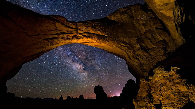 拱门国家公园双拱门映衬下的银河，犹他州，美国 (© Adventure_Photo/Getty Images)source