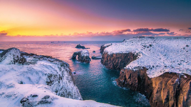 被雪覆盖的康沃尔天涯海角小径，康沃尔郡兰德恩德，英格兰 (© Josef FitzGerald-Patrick/Getty Images)source