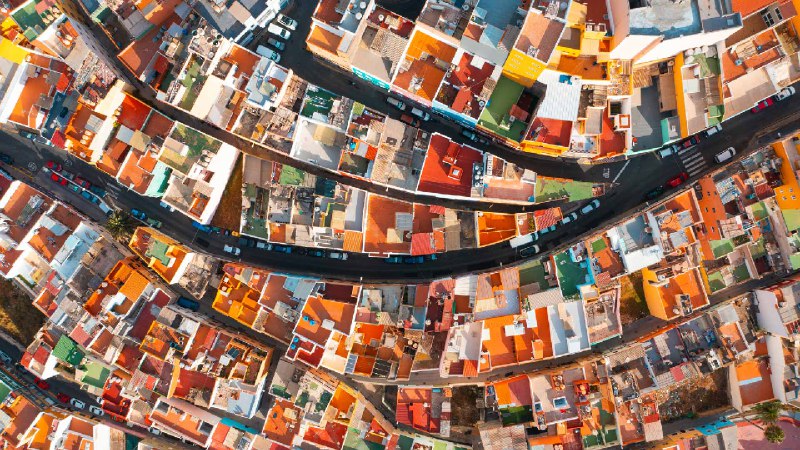 大加那利岛拉斯帕尔马斯色彩缤纷的房屋鸟瞰图，西班牙 (© Marco Bottigelli/Getty Images)via Bing每日壁纸