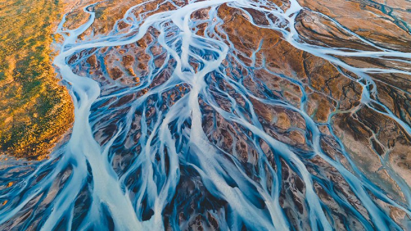 冰岛冰川河流鸟瞰图 (© rybarmarekk/Shutterstock)source