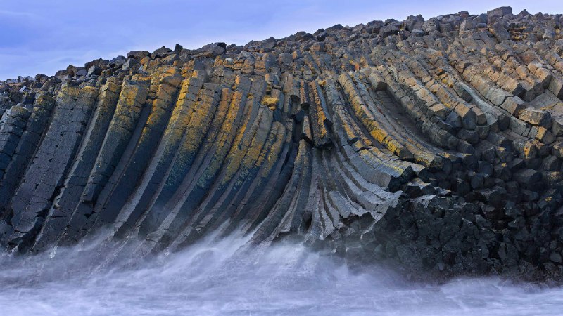 卡尔夫沙马尔斯维克湾玄武岩柱，斯卡吉半岛，冰岛 (© Arterra Picture Library/Alamy Stock Photo)via Bing每日壁纸