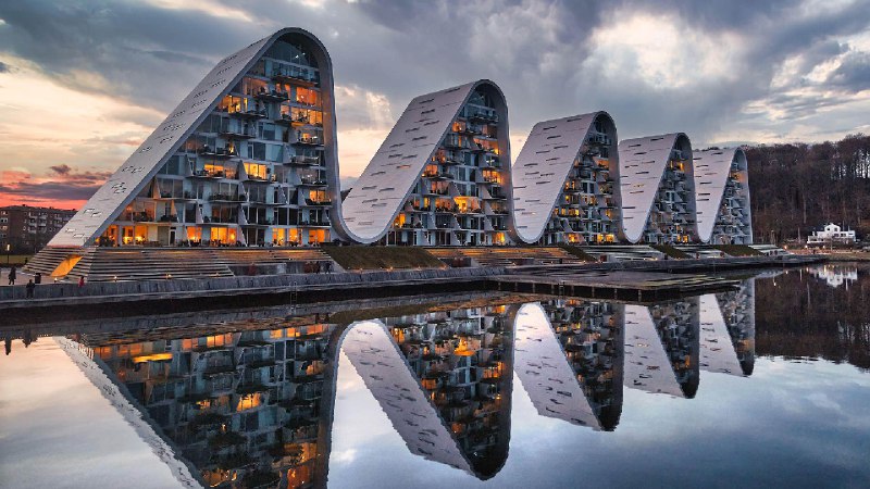 波浪住宅楼, 瓦埃勒, 丹麦 (© Frank Bach/Alamy)via Bing每日壁纸