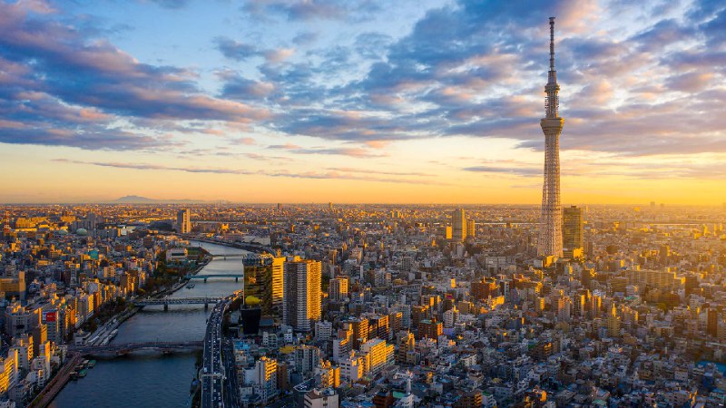 日出时的东京，日本 (© pongnathee kluaythong/Getty Images)via Bing每日壁纸