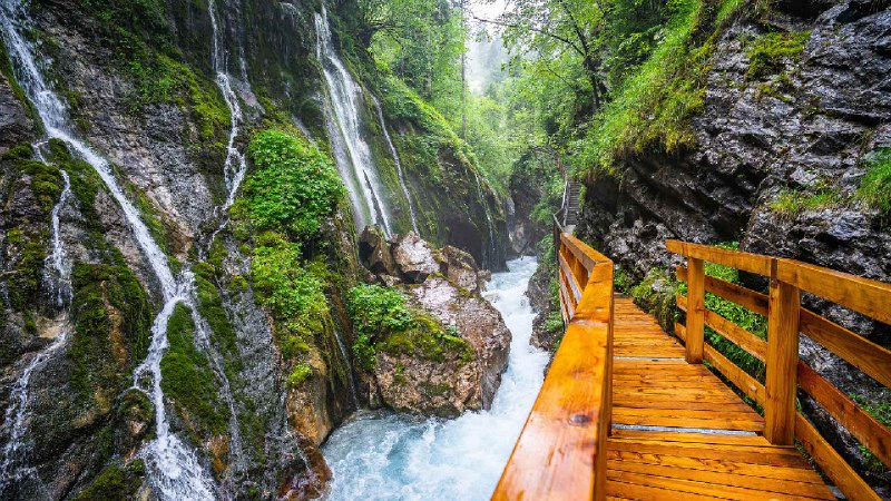 温巴赫峡谷瀑布，巴伐利亚州，德国 (© EyeEm Mobile GmbH/Getty Images)via Bing每日壁纸